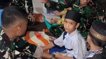 TMMD 128 Langkat Bangun SDM, Prajurit TNI Ajari Anak Desa Pasar Rawa Mengaji Malam Hari