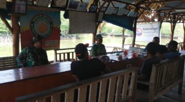 Ngobrol Santai di Warung, TNI dan Warga Kian Akrab Bangun Desa