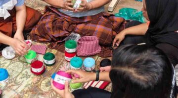 Wujudkan Kemandirian, Warga Binaan Wanita Lapas Labuhan Ruku Asah Kreativitas Merajut Tas