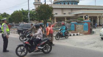 Satlantas Polres Batu Bara lakukan gatur siang depan Masjid Jami’i Limapuluh Kota – lalu lintas aman lancar