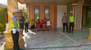 Satlantas Polres Batu Bara Lakukan PAM Lalu Lintas di Depan Gereja HKBP Lima Puluh – Jemaat Bisa Ibadah dengan Nyaman