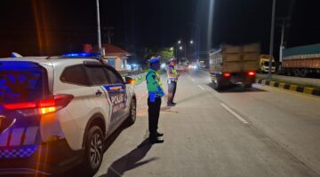 Satlantas Polres Batu Bara Lakukan Patroli Blue Light di Jalinsum Lima Puluh – Antisipasi Kemacetan Malam Hari dan Berikan Kenyamanan Masyarakat