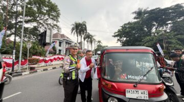 Sat Lantas Polres Pematangsiantar Bagikan Bendera Merah Putih Jelang Peringatan HUT Kemerdekaan