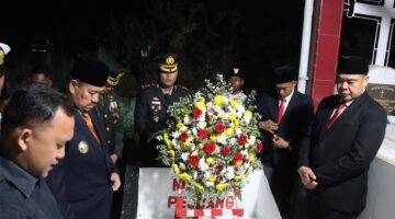 *Bupati Batu Bara Hadiri Upacara Malam Taptu dan Pimpin Ziarah ke Makam Pejuang*