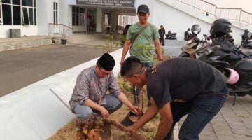 H. Ade Wawan Tanam Tujuh Pohon Ketapang di Lingkungan Kantor DPRD Kabupaten Bandung Barat