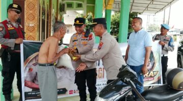 Jum’at Curhat Berbagi Berkah Polsek Air Putih, Kapolsek Rahmad Hutagaol Salurkan Bantuan Beras ke Warga Kuala Tanjung