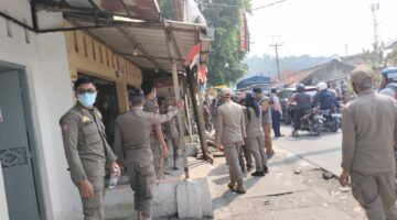 Terobos jalan dan irigasi 16 bangunan di Padalarang di Bongkar Satpol PP dan PUPR