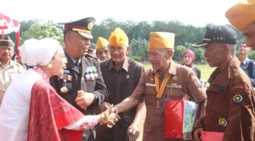 Dibuat Romantis Ketua Bhyangkari Setia Mendampingi Kapolres Simalungun di Upacara Kemerdekaan Sebagai Wujud Cinta pada Tugas dan Negeri