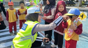 Tanamkan Budaya Tertib Sejak Dini, Ditlantas Polda NTB Kenalkan Rambu Lalu Lintas kepada Siswa TK