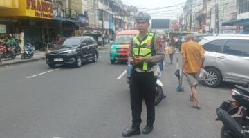 Sat Lantas Polres Pematangsiantar Lakukan Pengaturan Lalu Lintas Siang di Jalan Sutomo Ganda