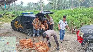 Polsek Medang Deras Salurkan Bantuan Material Bangunan kepada Warga Korban Angin Kencang di Desa Mandarsah