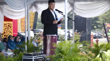 Pimpin Upacara Hari Santri Nasional ke -11, Wabup Syafrizal Serahkan Bantuan Sarana Ibadah kepada 13 Pesantren*