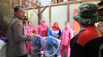 Kapolres Batu Bara Bantu Bangun Kembali Rumah Warga Korban Puting Beliung, Salurkan Peralatan Rumah Tangga dan Sembako