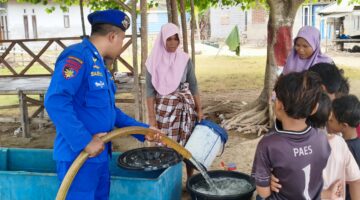 KAPAL POLISI XXI-2007 DITPOLAIRUD POLDA NTB SALURKAN 1,7 TON AIR BERSIH UNTUK MASYARAKAT PESISIR SEKOTONG