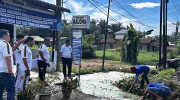 Hadapi Musim Hujan, Lapas Labuhan Ruku Gelar Kerja Bakti Bersihkan Drainase Bersama Kepala Desa Pahang